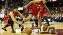Pemain Cleveland Cavaliers, Markel Brown, terjatuh saat berusaha melewati pemain Toronto Raptors pada laga pramusim NBA di Quicken Loans Arena, Jumat (14/10/2016). (Reuters/David Richard-USA TODAY Sports)