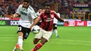 Gelandang AC Milan, Sulley Ali Muntari (kanan) berebut bola dengan pemain belakang Sassuolo, Pedro Filipe Mendes, saat berlaga di Stadion San Siro, (18/5/2014). (AFP PHOTO/Giuseppe Cacace)