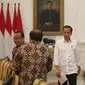 Presiden Joko Widodo (Jokowi) menerima kedatangan Badan Pemeriksan Keuangan (BPK) di Istana Merdeka, Jakarta, Kamis (19/9/2019). BPK menyerahkan Laporan Hasil Pemeriksaan (LHP) dan Ikhtisar Hasil Pemeriksaan Semester (IHPS) periode semester I/2019 kepada Presiden Jokowi. (Liputan6.com/Angga Yuniar)