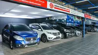 Aktivitas bisnis dan perdagangan jual beli mobil bekas di kawasan Pasar Mobil Kemayoran (PMK), Jakarta.