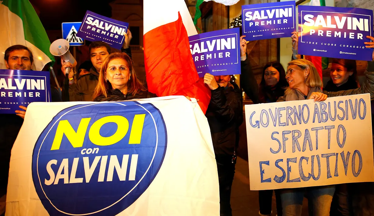 Polisi Italia berjaga-jaga jelang konferensi pers PM Italia Matteo Renzi tentang hasil Referendum Reformasi Konstitusi di Roma, Italia, Senin (5/12). Hasil referendum memenangkan suara menolak rencana Reformasi Konstitusi. (REUTERS / Tony Gentile)