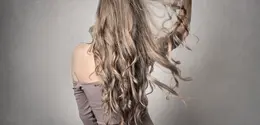 Hair slugging menjadi salah satu teknik perawatan rambut sebelum tidur yang memanfaatkan minyak atau produk pelembap untuk membantu menjaga kelembapan rambut sepanjang malam. (Foto/Dok: Pexels)