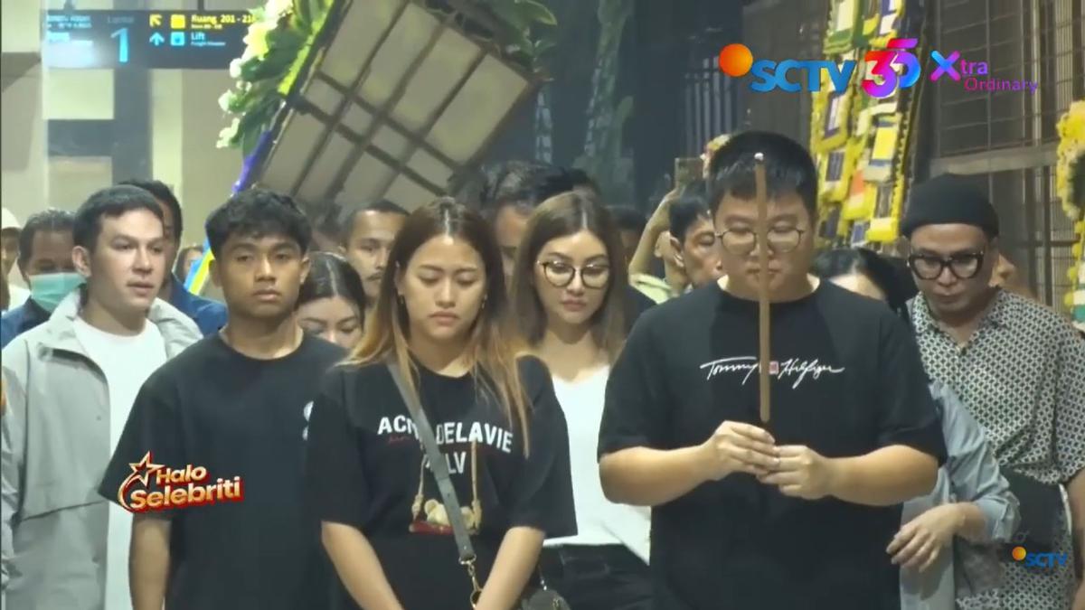 Pilu, Mendiang Ayah Sarwendah Dimakamkan dengan Jas yang Dibuat untuk Acara Ultah Bulan Depan