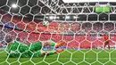 Kiper Inggris, Jordan Pickford (kiri) berhasil menebak arah tendangan pemain Swiss, Manuel Akanji pada babak adu penalti laga perempat final Euro 2024 di Duesseldorf Arena, Duesseldorf, Jerman, Sabtu (06/07/2024). (AFP/Ina Fassbender)