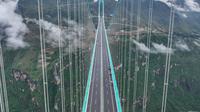 Jembatan Huajiang Grand Canyon di China. (dok. STR / AFP)