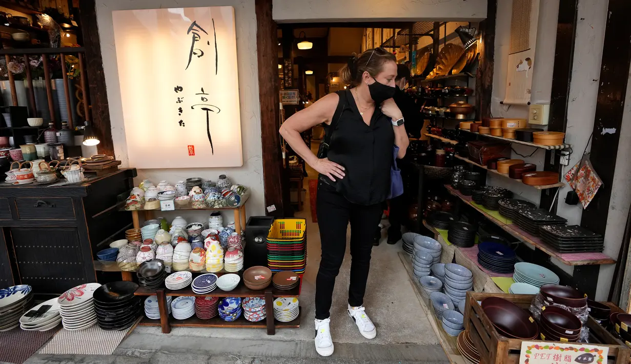Turis asing berkeliling di toko peralatan dapur khusus piring, mangkuk, dan cangkir Jepang di Tokyo, Jepang, Senin (17/10/2022). Pemerintah Jepang mencabut larangan wisatawan asing pada Selasa (11/10/2022). (AP Photo/Hiro Komae)