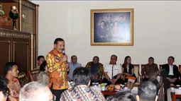 Wakapolri Badrodin Haiti memberikan sambutan kepada anggota Komisi III DPR RI yang berkunjung ke rumahnya jelang fit dan propertes calon Kapolri di kawasan Jagakarsa, Jakarta, Rabu (15/4/2015). (Liputan6.com/Helmi Afandi)