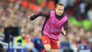 Pemain Liverpool, Arthur Melo, melakukan pemanasan saat melawan Ajax Amsterdam pada laga Liga Champions di Stadion Anfield (13/9/2022). Kiprah Arthur Melo bersama Liverpool bisa dibilang gagal total. Mantan pemain Barcelona itu diboyong ke Anfield untuk memperkuat lini tengah Liverpool. Namun sayangnya, gelandang asal Brasil tersebut jarang terlihat karena lebih sering berada di ruang perawatan. (AFP/Lindsey Parnaby)