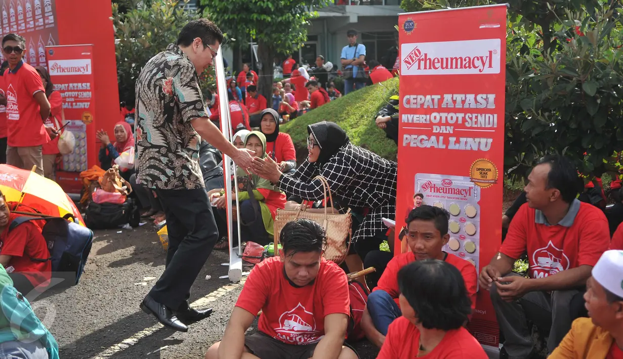 Presdir TSPC, Handoyo S. Mulyadi menyapa peserta mudik saat melepas mudik kemenangan bodrex & NEO rheumacyl di pelataran Tenis Indoor Senayan, Jakarta, Kamis (30/6). Mudik gratis ini diikuti 2000 peserta dan melibatkan 41 bus (Liputan6.com/Gempur M Surya)