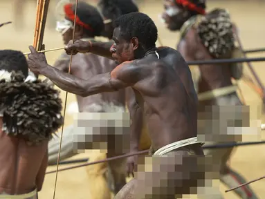 Suku di Papua menggelar pertunjukan Festival Lembah Baliem ke-27 di Wamena, Papua, Senin (8/8). Festival Lembah Baliem adalah pertunjukkan perang antar suku. Tentu saja bukan perang sungguhan. (AFP PHOTO/Adek Berry)