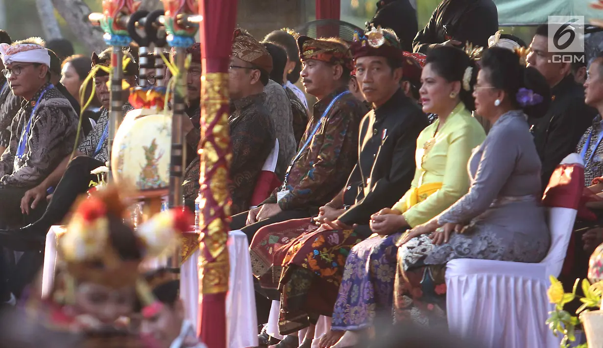 Presiden Joko Widodo dan Ibu Negara Iriana  menyaksikan Karnaval Budaya Bali di kawasan Nusa Dua, Bali, Jumat (12/10). Karnaval tersebut untuk mengenalkan kepada delegasi IMF - WB Group 2018 tentang budaya Bali. (Liputan6.com/Angga Yuniar)