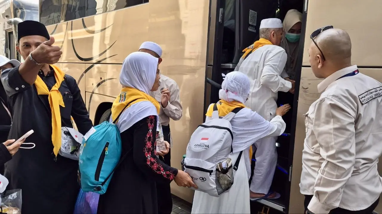 Jemaah haji gelombang kedua dari Mekkah menuju Madinah. Jemaah haji Kloter 18 Embarkasi Jakarta-Pondok Gede (JKG 18) diberangkatkan menuju Madinah dari Hotel Manazel Al-Hoor, Mekkah, Arab Saudi, Minggu, 7 Juni 2026. (dok. Media Center Haji)
