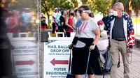 Antrean pemilih di Kantor Pengawas Pemilihan di Gedung Pengadilan Pinellas County, selama pemungutan suara awal pada 19 Oktober 2020, di Clearwater, Florida. (Foto: Tampa Bay Times melalui AP / Douglas R. Clifford)