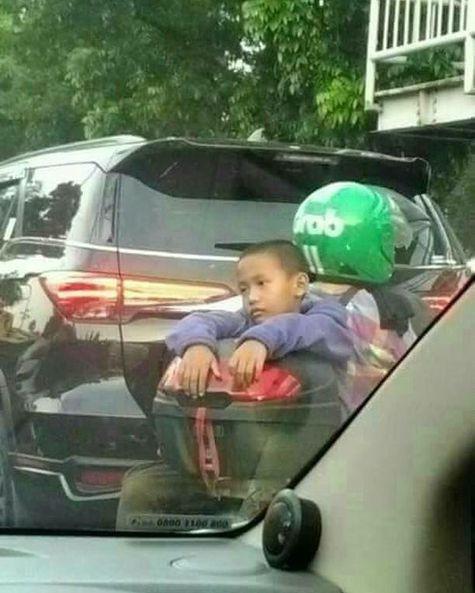 Melamun apa sih? Serius sekali