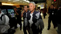 Ketua Umum PSSI periode 2011-2015, Djohar Arifin memenuhi panggilan Menpora Imam Nahrawi di Kemenpora, Jakarta, Selasa (23/6/2015). Hasil pertemuan tersebut akan menjadi bahan saat RDP dengan Komisi X DPR RI. (Liputan6.com/Helmi Fithriansyah)