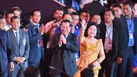 Perdana Menteri Kamboja Hun Sen memberi salam hormat saat upacara penutupan atau closing ceremony SEA Games&nbsp;2023 di&nbsp;Morodok Techo National Stadium, Phnom Penh, Rabu (17/5/2023) malam WIB. (Tang Chhin Sothy / AFP)