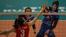 Pevoli Indonesia, Wilda Siti Nurfadhilah, melakukan smash saat melawan Vietnam pada laga SEA Gmaes di MITEC, Kuala Lumpur, Sabtu (26/8/2017). Indonesia lolos ke final setelah menang 3-2 atas Vietnam. (Bola.com/Vitalis Yogi Trisna)
