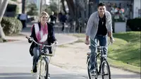 Ali Fedotowsky dan Martines tampak santai dan bahagia mengayuh sepeda mereka