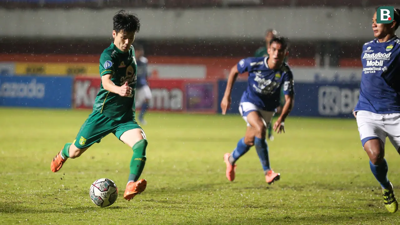 Foto: Gesekkan Antar Pemain, Persebaya Surabaya Akhirnya Libas Persib Bandung 3-0 di Pertandingan Pekan ke-16 BRI Liga 1