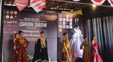 Warga Binaas Lembaga Pemasyarakatan Banyuwangi mengikuti Fashion Sow dalam rangka HUT Kemerdekaan RI ke 77 (Hermawan Arifianto/Liputan6.com)