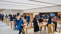Para pembeli pertama iPhone 12 memamerkan perangkat yang baru dibelinya di Apple Store Orchard Road Singapura (Foto: Apple Newsroom)