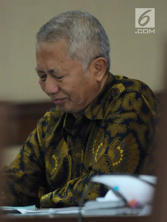 Terdakwa suap perizinan dan pengadaan proyek di lingkungan Ditjen Hubla TA 2016-2017 Antonius Tonny Budiono saat sidang di Pengadilan Tipikor, Jakarta, Rabu (28/3). Sidang mendengar keterangan Menhub, Budi Karya Sumadi. (Liputan6.com/Helmi Fithriansyah)