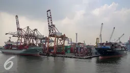 Sejumlah kapal menurunkan peti kemas diTanjung Priok, Jakarta (10/11). Badan Pusat Statistik menyebutkan kinerja ekspor Indonesia pada kuartal III 2015 minus 0,69 persen dan impor minus 6,11 persen dibanding tahun lalu. (Liputan6.com/Faizal Fanani)