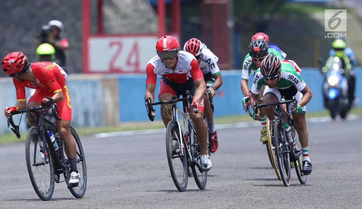 Atlet ParaCycling, Martin Losu (tengah) saat laga di nomor Mens C5 Road RaceAsian Para Games 2018 di Sirkuit Sentul Bogor, Selasa (9/10). Martin Losu meraih perunggu dengan waktu 2 jam 18.58 menit. (Liputan6.com/Helmi Fithriansyah)