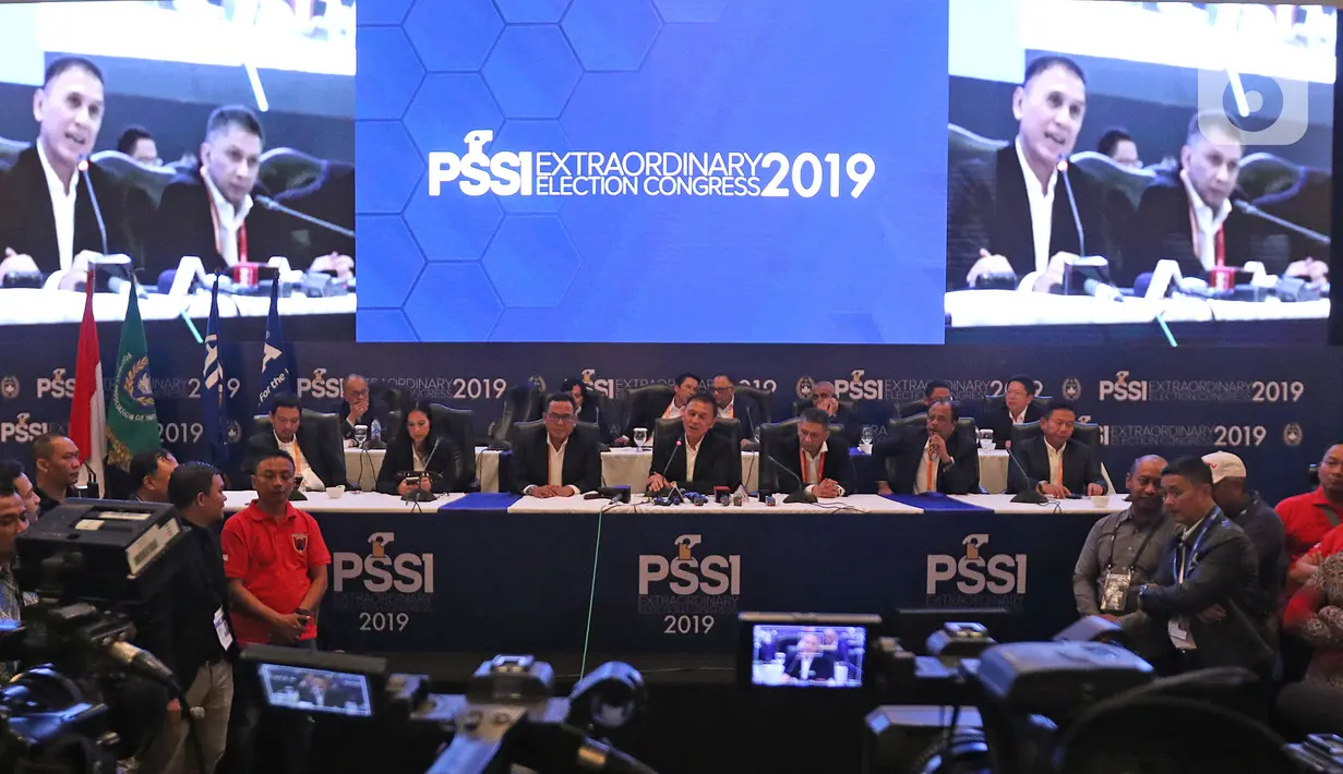 Ketua Umum PSSI terpilih Mochamad Iriawan (tengah) saat penutupan Kongres Luar Biasa (KLB) PSSI di Jakarta, Sabtu (2/11/2019). Pria yang akrab disapa Iwan Bule itu terpilih menjadi ketua umum PSSI untuk periode 2019-2023 setelah meraih 82 dari jumlah voters 85. (Liputan6.com/Herman Zakharia)