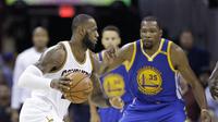 LeBron James saat melawan Golden State Warriors pada laga Final NBA, Minggu (12/6/2017) (AP Photo/Tony Dejak)