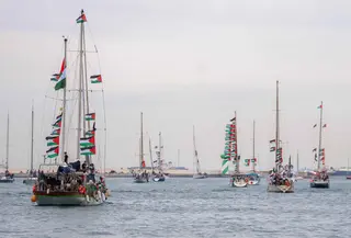 Untuk diketahui, Pelabuhan Barcelona, Spanyol, merupakan satu dari empat titik kumpul ribuan relawan dan aktivis GSF untuk memulai misi pelayaran kemanusian menembus blokade Gaza tahun ini. Tampak dalam foto, kapal-kapal yang membawa aktivis dan bantuan kemanusiaan untuk warga Palestina di Gaza bermanuver di pelabuhan selama acara pelepasan simbolis sebagai bagian dari Global Sumud Flotilla, di Barcelona, Spanyol, Minggu, 12 April 2026. (AP Photo/Joan Mateu Parra)