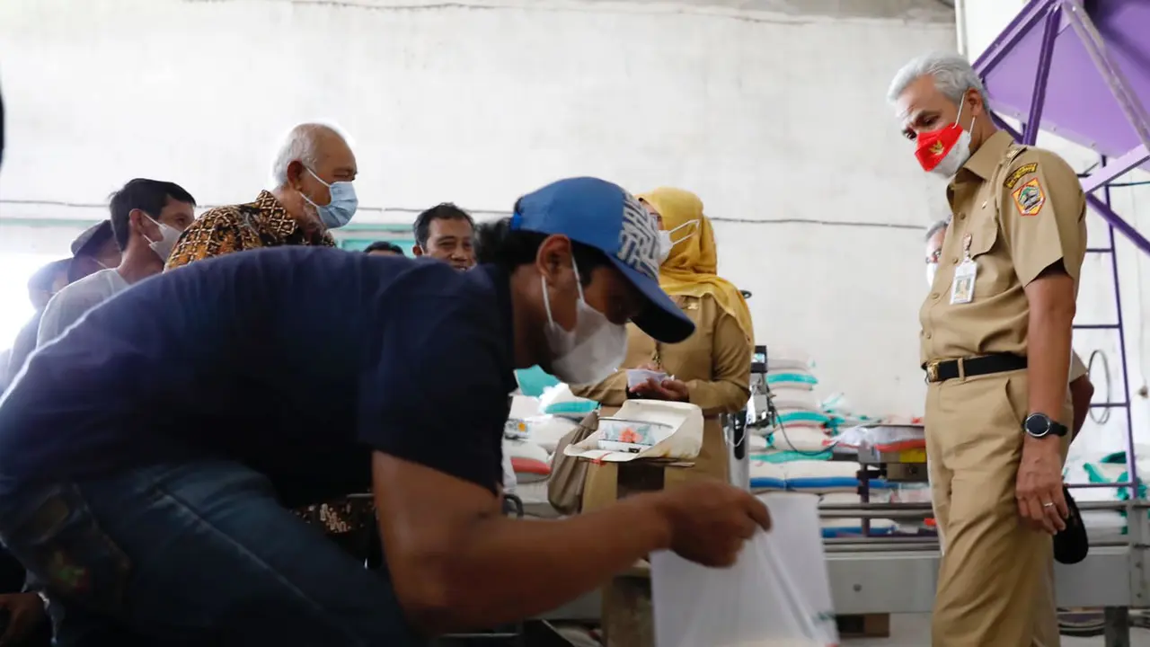 Gubernur Jawa Tengah Ganjar Pranowo kembali menyalurkan program Bantuan Sosial bagi Gabungan Kelompok Tani (Gapoktan) untuk pengendalian inflasi pada Senin (19/9/2022).