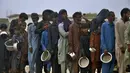 <p>Lebih dari 170.000 orang di India dan Pakistan telah dievakuasi dari jalur Topan Biparjoy sebelum badai itu diperkirakan mendarat. Badan perkiraan cuaca memperingatkan bahwa Topan Biparjoy - yang berarti bencana dalam bahasa Bengali - dapat menghancurkan rumah dan tanaman yang dilaluinya. (AP Photo/Pervez Masih)</p>