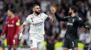 Pemain Real Madrid Karim Benzema melakukan selebrasi usai mencetak gol ke gawang Karim Benzema pada pertandingan sepak bola leg kedua babak 16 besar Liga Champions di Stadion Santiago Bernabeu, Madrid, Spanyol, Rabu (15/3/2023). Real Madrid menang 1-0 dan berhasil lolos ke perempat final Liga Champions. (AP Photo/Bernat Armangue)