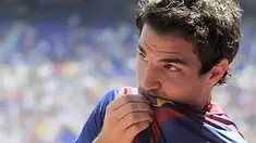 Gelandang baru Barcelona Cesc Fabregas diperkenalkan ke publik di Nou Camp. Fabregas resmi ditransfer dari Arsenal, 15 Agustus 2011, dan dikontrak Barca lima tahun. AFP PHOTO/LLUIS GENE