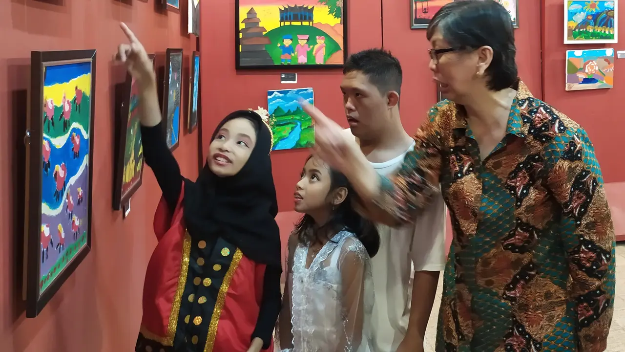 Pameran lukisan anak berkebutuhan khusus di Surabaya. (Dian Kurniawan/Liputan6.com)