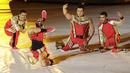 Empat orang penyandang disabilitas beraksi saat pembukaan Asian Para Games di SUGBK, Jakarta, Sabtu (06/10/2018). Pembukaan dimeriahkan aksi para penyandang disabilitas. (Bola.com/M Iqbal Ichsan)