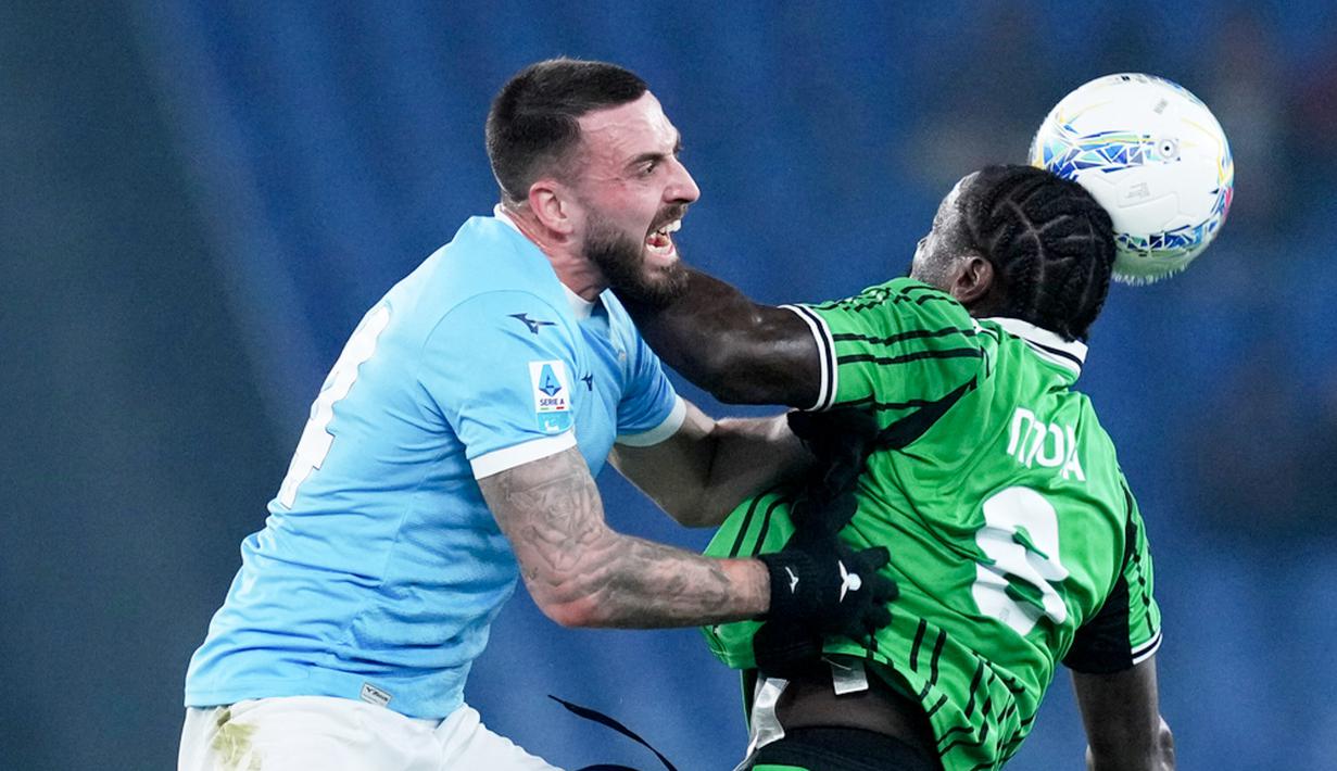 Lazio berhasil mengamankan tiga poin penting secara dramatis saat menjamu Sassuolo dalam lanjutan kompetisi Serie A di Stadio Olimpico. Skuad Biancocelesti menang tipis 2-1 berkat gol penentu di masa injury time. (Alfredo Falcone/LaPresse via AP)