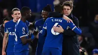 Pelatih Chelsea, Mauricio Pochettino membuat rekor dengan menurunkan skuad termuda sepanjang sejarah yang pernah diturunkan The Blues di Premier League Liga Inggris saat menang 2-1 atas Crystal Palace pada laga pekan ke-19 Premier League musim 2023/2024, Rabu (27/12/2023) malam waktu setempat. Rata-rata, usia pemain Chelsea dalam laga tersebut adalah 23 tahun dan 21 hari dan menduduki peringkat ke-8 sebagai skuad termuda sepanjang sejarah Premier League. Dari total 16 pemain Chelsea yang tampil, terdapat 4 pemain termuda yang berusia di bawah 21 tahun. Siapa saja? Berikut daftar keempat pemain tersebut. (AFP/Glyn Kirk)