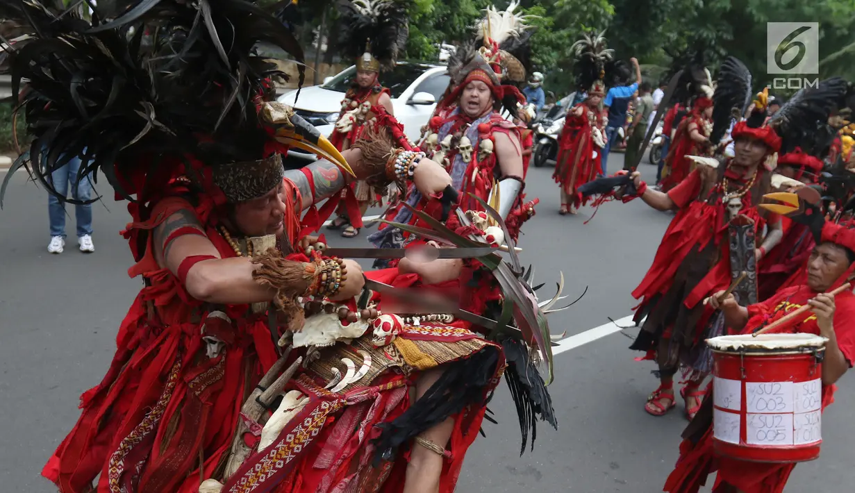 Peserta atraksi Tatung mengiris lidah dan leher peserta lainnya saat arak-arakan perayaan Cap Go Meh di kawasan Petojo, Jakarta, Selasa (19/2). Seorang Tatung harus puasa memakan daging dan menjadi vegetarian sebelum beraksi. (Liputan6.com/Angga Yuniar)