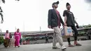 <p>Sejumlah calon penumpang berjalan di Terminal Bayangan Lebak Bulus, Jakarta, Kamis (21/4/2022). Sebagian pemudik memilih pulang kampung lebih awal untuk menghindari puncak arus mudik yang diperkirakan dimulai pada H-5 dan H-3 Lebaran 2022. (Liputan.com/Faizal Fanani)</p>