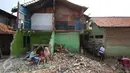 Warga korban gusuran saat bersantai didepan rumah, Bukit Duri, Jakarta, Senin (20/1). Pemprov DKI melakukan pembongkaran terhadap sejumlah bangunan terkait proyek normalisasi Sungai Ciliwung. (Liputan6.com/Gempur M Surya)