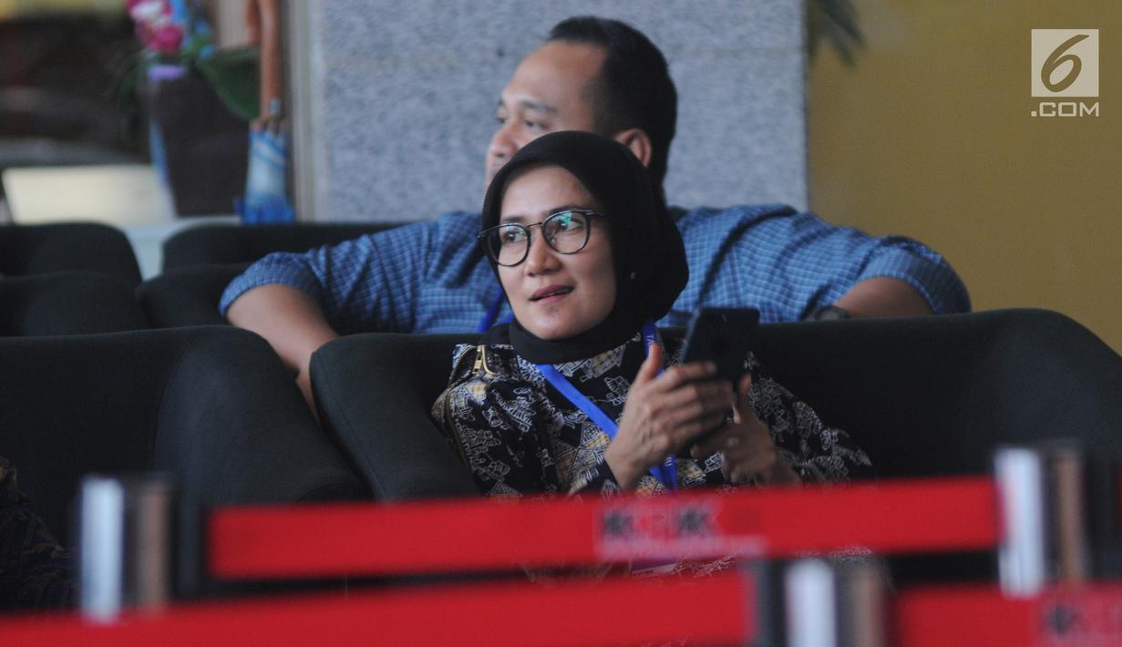 Bupati Lebak Iti Octavia Jayabaya saat mendatangi Gedung KPK di Jakarta, Kamis (15/11). Kedatangan Itu untuk bertemu dengan Pimpinan KPK. (Merdeka.com/Dwi Narwoko)