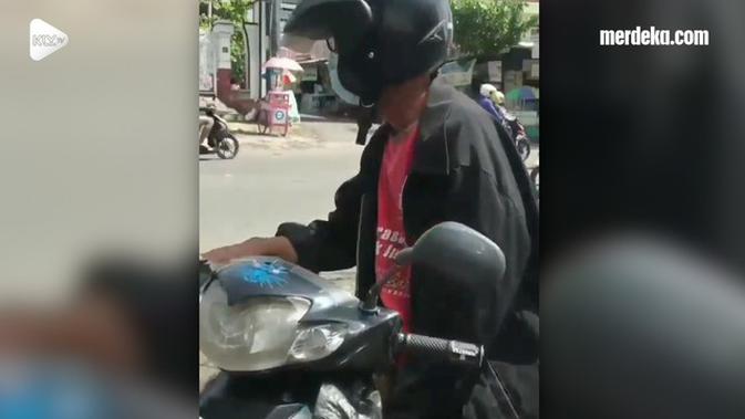 VIDEO: Pamer Kemaluan di Keramaian, Seorang Pria Dimaki 