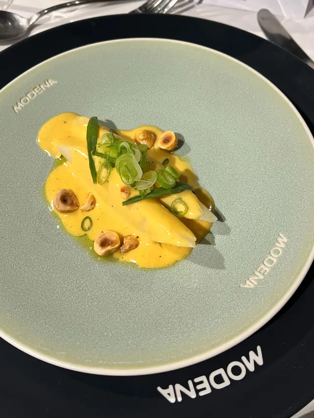 Ilustrasi kolaborasi masakan dan Modena/COMO GRUP