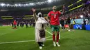 Gelandang Maroko #17 Sofiane Boufal merayakan bersama ibunya setelah lolos ke semifinal dengan mengalahkan Portugal pada babak 8 besar Piala Dunia 2022 di Stadion Al-Thumama di Doha, Sabtu (10/12/2022). Momen itu jadi salah satu yang membuat haru di samping rekor Maroko di Piala Dunia. (AP Photo/Petr David Josek)