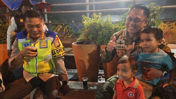 Kopi Saksi Bisu: Dedikasi Penjaga Malam Depok Sambut Tahun Baru