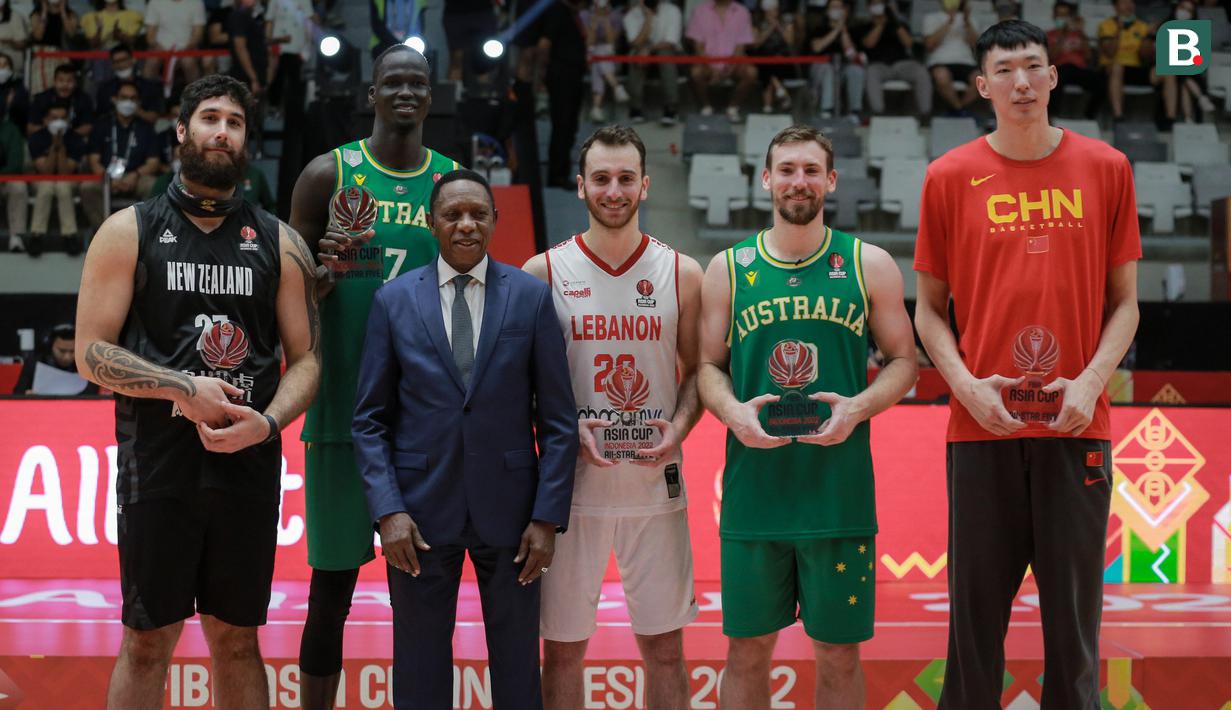 <p>Dari kiri ke kanan: Thoi Smith Milner, Thon Maker, Wael Arakji, Mitch McCarron, dan Zhou Qi terpilih sebagai FIBA Asia Cup 2022 All-Star Five di Istora Senayan, Jakarta, Minggu (24/07/2022). (Bola.com/Bagaskara Lazuardi)</p>