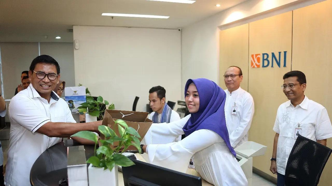 Direktur Bisnis Kecil dan Jaringan BNI Catur Budi Harto saat berkunjung ke kantor cabang BNI. (Dok BNI)