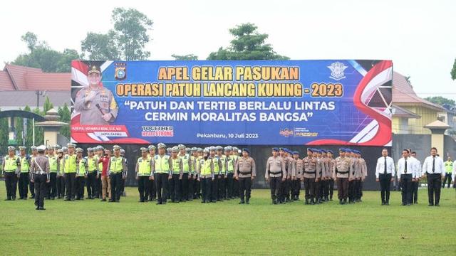 Personel Polda Riau menggelar apel Operasi Patuh 2023 dengan sasaran sejumlah pelanggaran di lalu lintas.